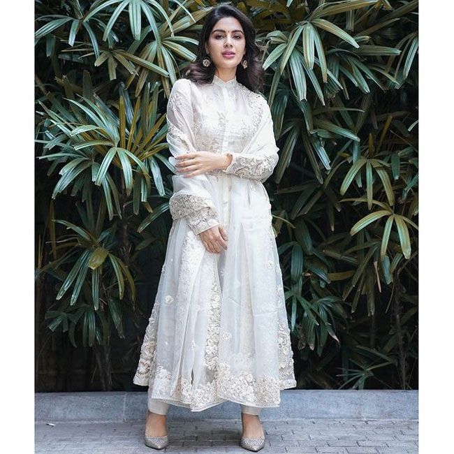 Samyuktha Menon Staggering Poses At Gym